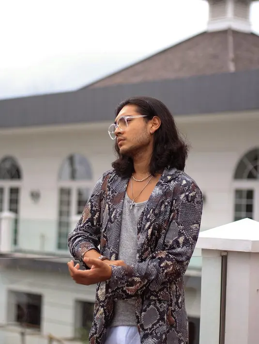 Penampilan Giorgino Abraham saat muncul dengan rambut gondrong sempat mencuri perhatian netizen. Bahkan tak sedikit pula netizen yang pangling dengan penampilannya. (Liputan6.com/IG/@giorgino_abraham)