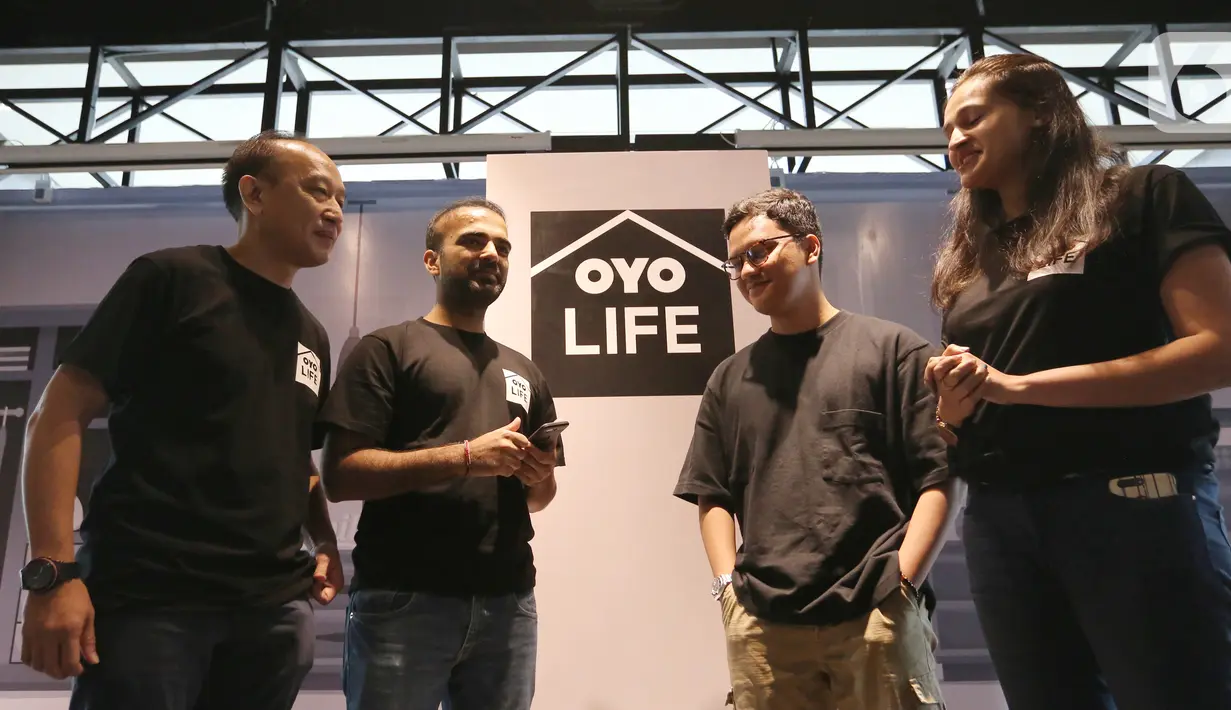 Jajaran Country Head OYO Hotels & Homes Indonesia dan Youtuber pada peluncuran OYO Life di Jakarta, Rabu (9/10/2019). OYO Life menawarkan pengalaman tinggal di kost yang aman, terstandarisasi, dan terjangkau bagi milenial. (Liputan6.com/Fery Pradolo)