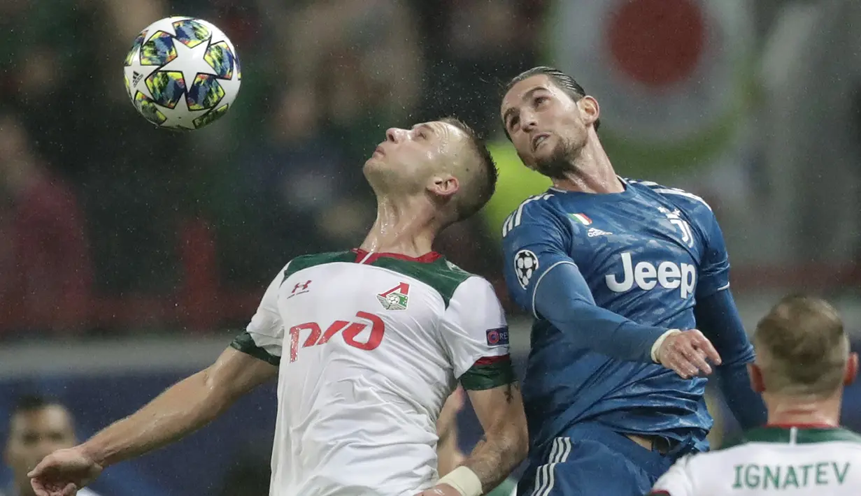 Gelandang Lokomotiv Moscow, Dmitri Barinov berebut bola udara dengan gelandang Juventus, Adrien Rabiot pada pertandingan Grup D Liga Champions di stadion RZD Arena, Moskow (6/11/2019). Juventus menang 2-1 atas Lokomotiv Moscow. (AP Photo/Pavel Golovkin)