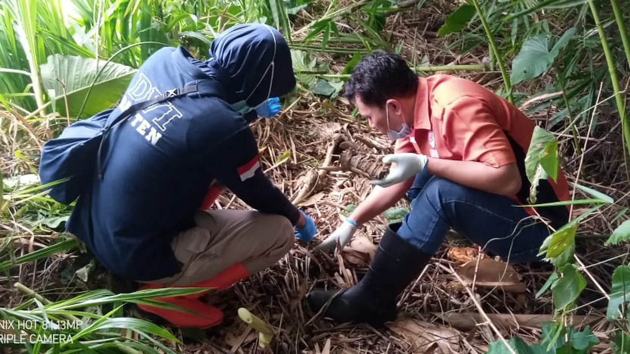 Tim Inafis Satreskrim Polres Pandeglang Memeriksa Temuan Tulang. (Minggu, 22/08/2021). (Dokumentasi Polres Pandeglang).