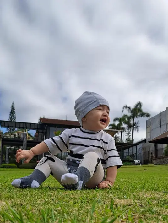 Nadine kenalkan anak dengan rumput [Instagram/nadinelist]