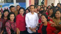 Presiden Jokowi memenuhi permintaan para ibu untuk berfoto bersama di Bandara Silangit, Tapanuli. (Sekretariat Presiden)