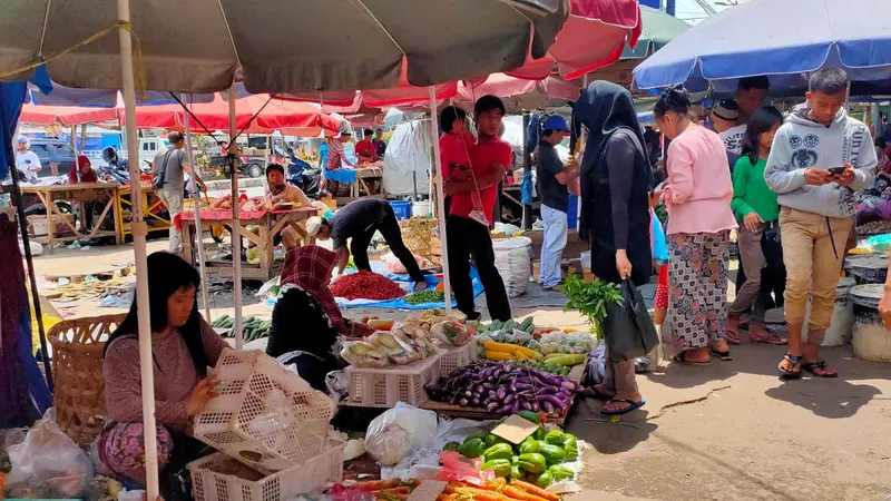 Polisi Bagikan Hand Sanitizer ke Pedagang Tradisional Modern di Prabumulih