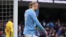 Reaksi kecewa pemain Manchester City, Erling Haaland setelah gagal mencetak gol ke gawang Manchester United pada laga lanjutan Liga Inggris 2023/2024 di Etihad Stadium, Manchester, Inggris, Minggu (03/03/2024) WIB. (AFP/Paul Ellis)