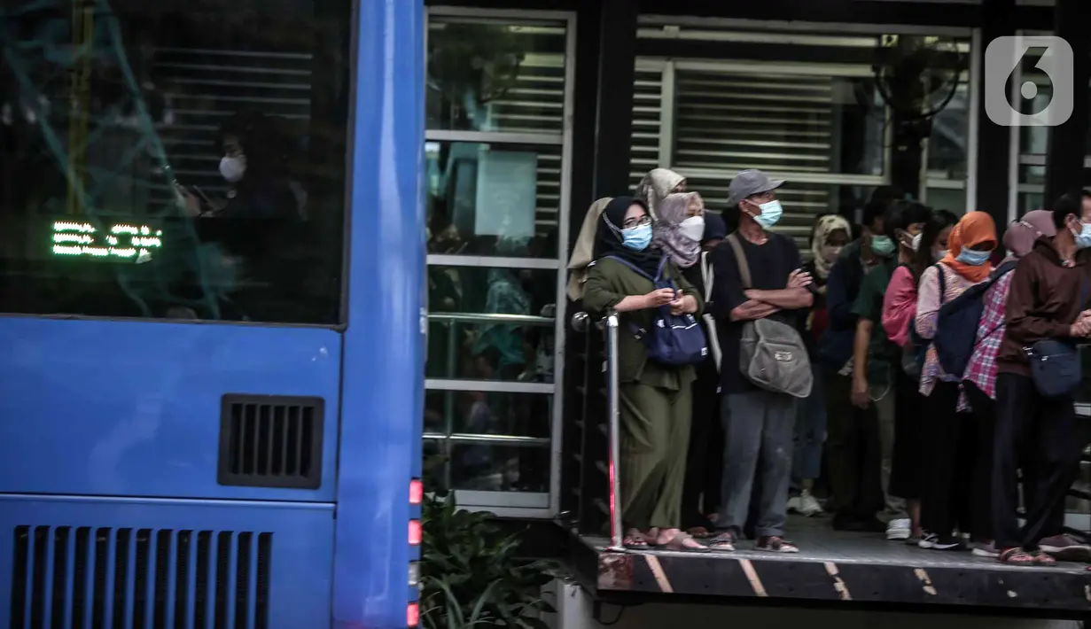 Calon penumpang menunggu bus di halte Transjakarta kawasan Jalan Thamrin, Jakarta, Selasa (17/5/2022). Presiden Joko Widodo atau Jokowi mengatakan, masyarakat diperbolehkan tidak menggunakan masker jika sedang beraktivitas di luar ruangan atau area terbuka yang tidak padat orang. (Liputan6.com/Faizal Fanani)
