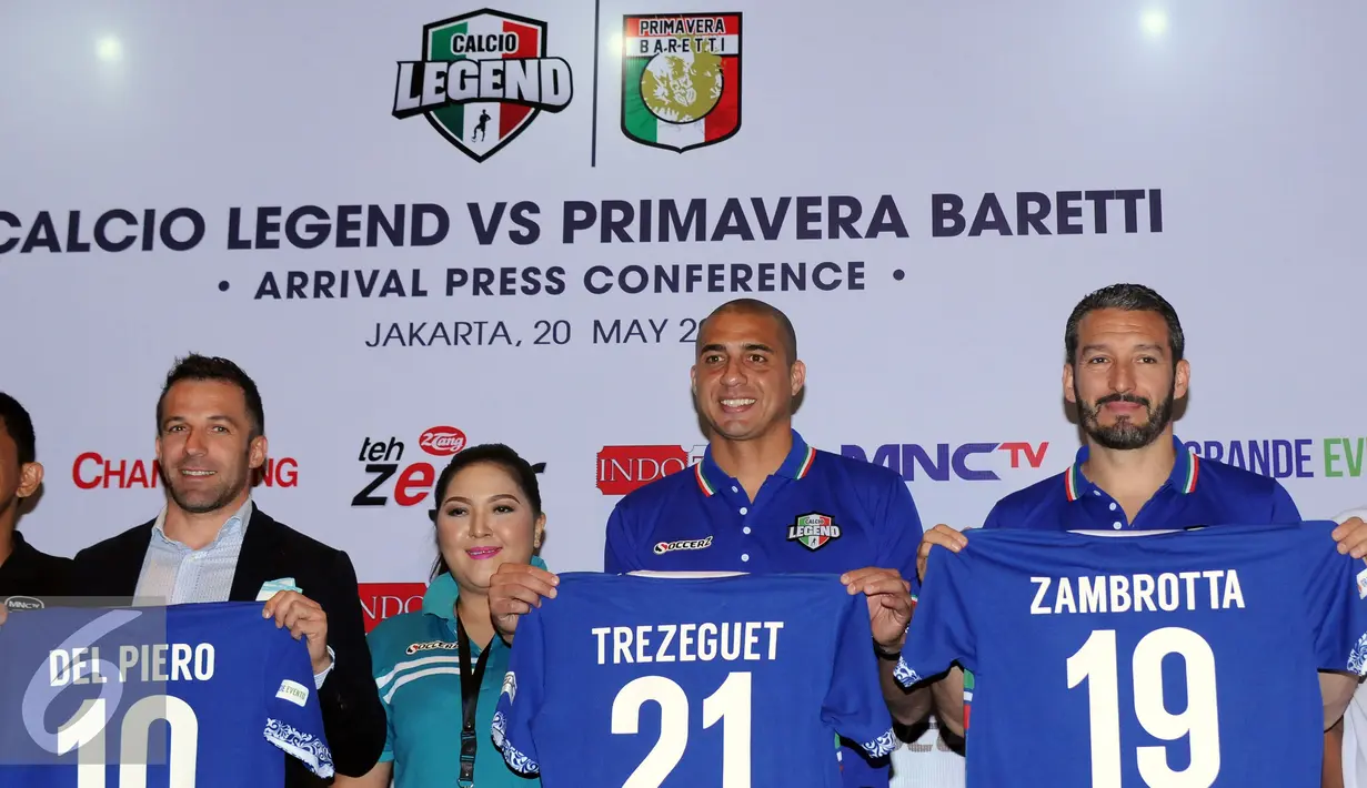 Alessandro Del Piero, David Trezeguet dan Gianluca Zambrotta (kiri ke kanan) menunjukkan jersey usai memberikan keterangan di Jakarta, Jumat (20/5/2016). Legenda Italia ditantang PrimaveraBaretti dalam laga persahabatan. (Liputan6.com/Helmi Fithriansyah)