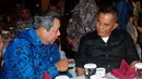Susilo Bambang Yudhoyono (kiri) tampak berbincang dengan Menteri Pertahanan Ryamizard Ryacudu, Jakarta, Jumat (7/11/2014). (Liputan6.com/Johan Tallo) 
