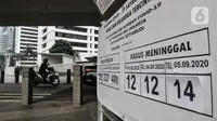Kendaraan melintas dekat Tugu Peti Mati Covid-19 di kawasan Sudirman, Jakarta, Minggu (6/9/2020). Dinas Kesehatan DKI Jakarta menyatakan positivity rate Covid-19 pada sepekan terakhir naik 13,1 persen atau melebihi standar yang ditetapkan WHO yakni lima persen. (merdeka.com/Iqbal S. Nugroho)
