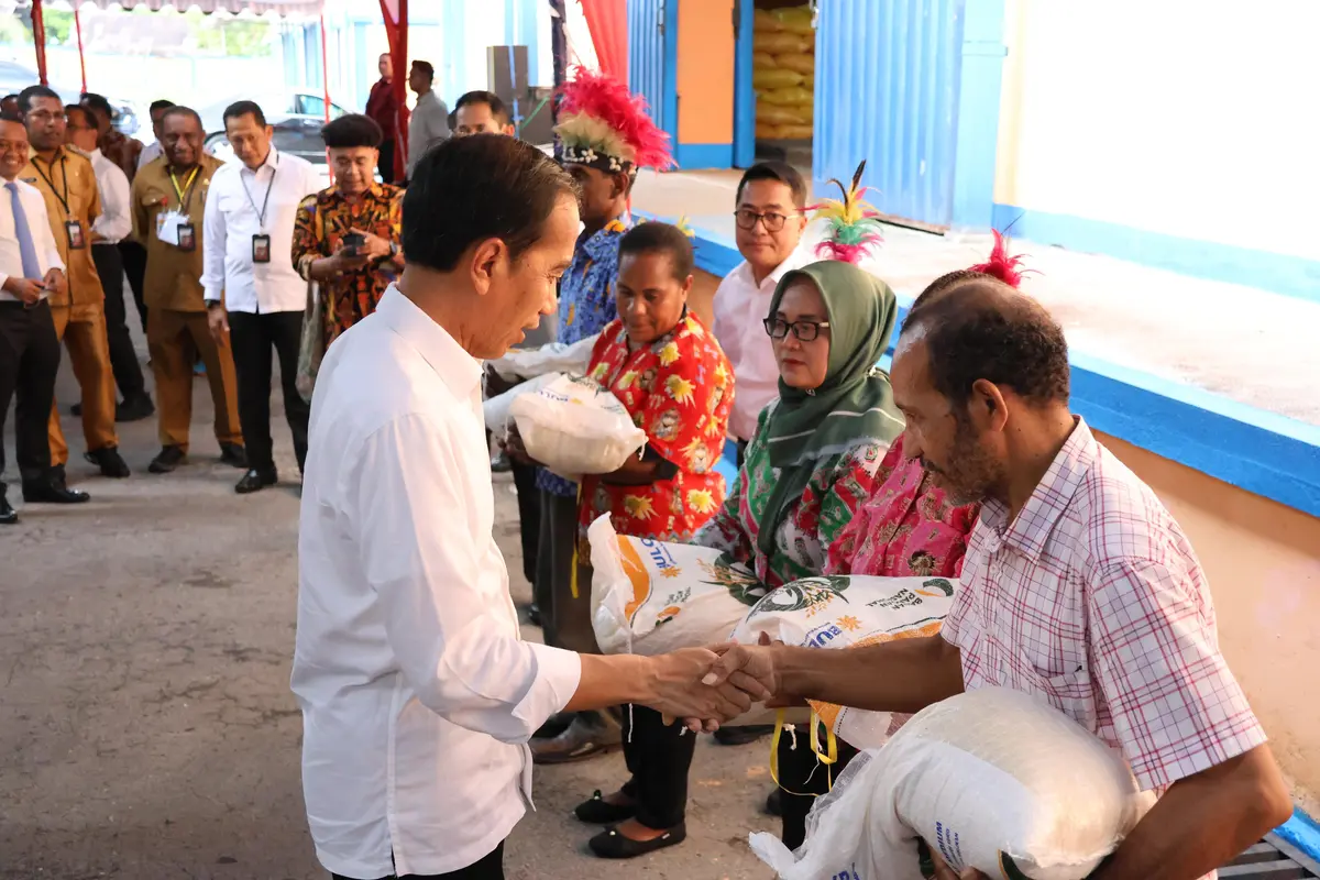Presiden Joko Widodo (Jokowi) menegaskan akan meneruskan Program Bantuan Pangan Beras untuk Desember 2023, dan Januari, Februari serta Maret 2024