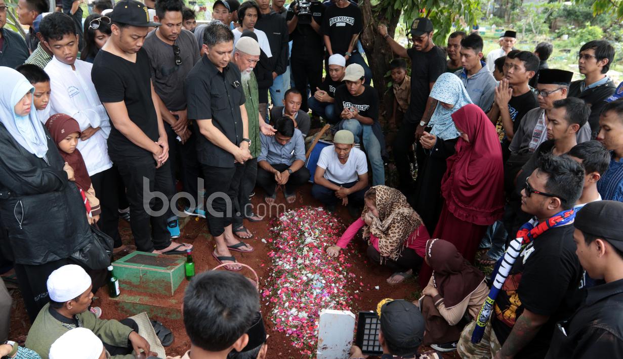 Keluarga dan Kerabat saat berada di makam almarhum, Ahmad Kurniawan di Tempat Pemakaman Umum, Kalisari, Cijantung, (11/1/2016). (Bola.com/Nicklas Hanoatubun)