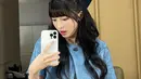 Arin melakukan mirror selfie dengan iPhone 14 Pro-nya. Dia mengenakan blouse berwarna biru. Yang bikin wajahnya jadi mirip dengan Suzy sepertinya dalah tatanan rambutnya. (Foto: Instagram/ ye._.vely618)