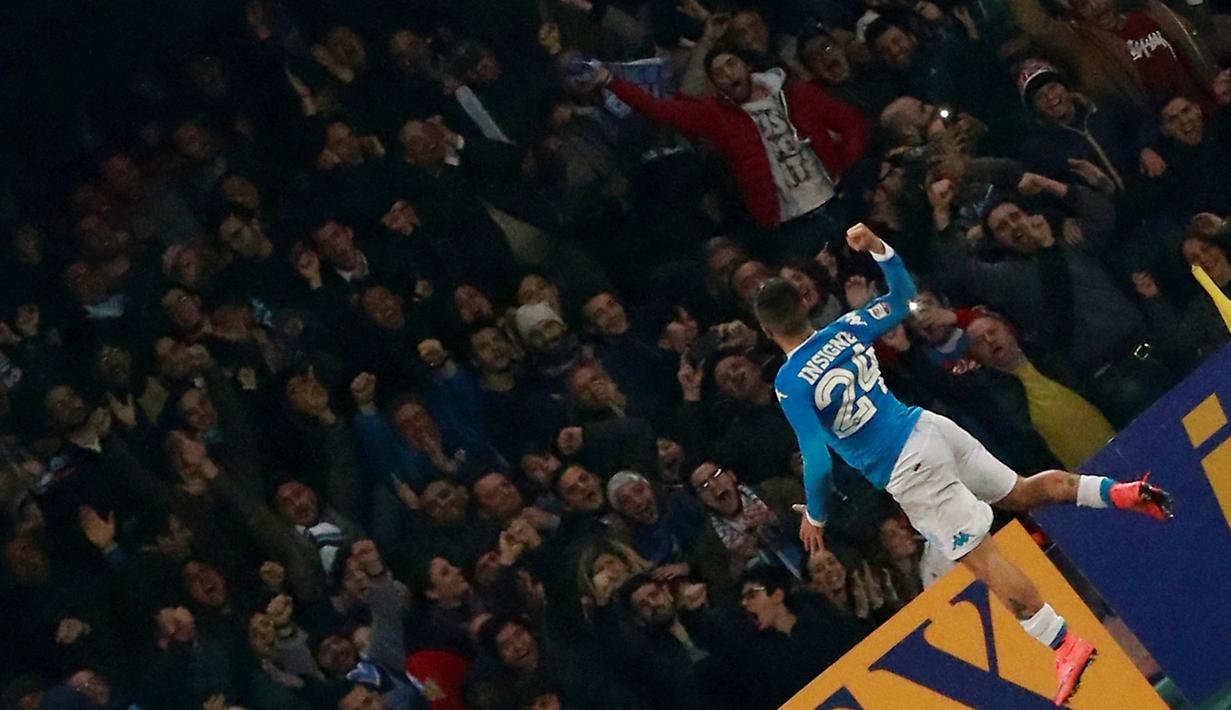 Pemain Napoli, Lorenzo Insigne, merayakan gol yang dicetaknya ke gawang AC Milan dalam laga Serie A Italia di Stadion San Paolo, Naples, (22/2/2016). (AFP/Carlo Hermann)