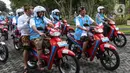 Gubernur Bali I Wayan Koster, Kapolda Bali Putu Jayan Danu Putra serta rombongan saat mengendarai sepeda motor listrik pada Parade Konversi Sepeda Motor BBM Ke Listrik di Nusa Dua, Bali, Kamis (1/9/2022). Parade motor listrik tersebut adalah rangkaian memperkuat pelaksanaan G20 dalam transisi energi berkelanjutan. (Liputan6.com/Johan Tallo)