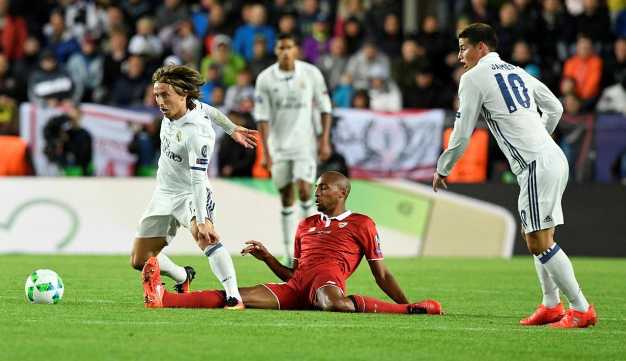 Pemain Real Madrid, Luka Modric, berusaha melewati pemain Sevilla, Mariano Ferreira, pada laga Piala Super Eropa 2016 di Stadion Lerkendal, Rabu (10/8/2016) dini hari WIB. (AFP/Jonathan Nackstrand)