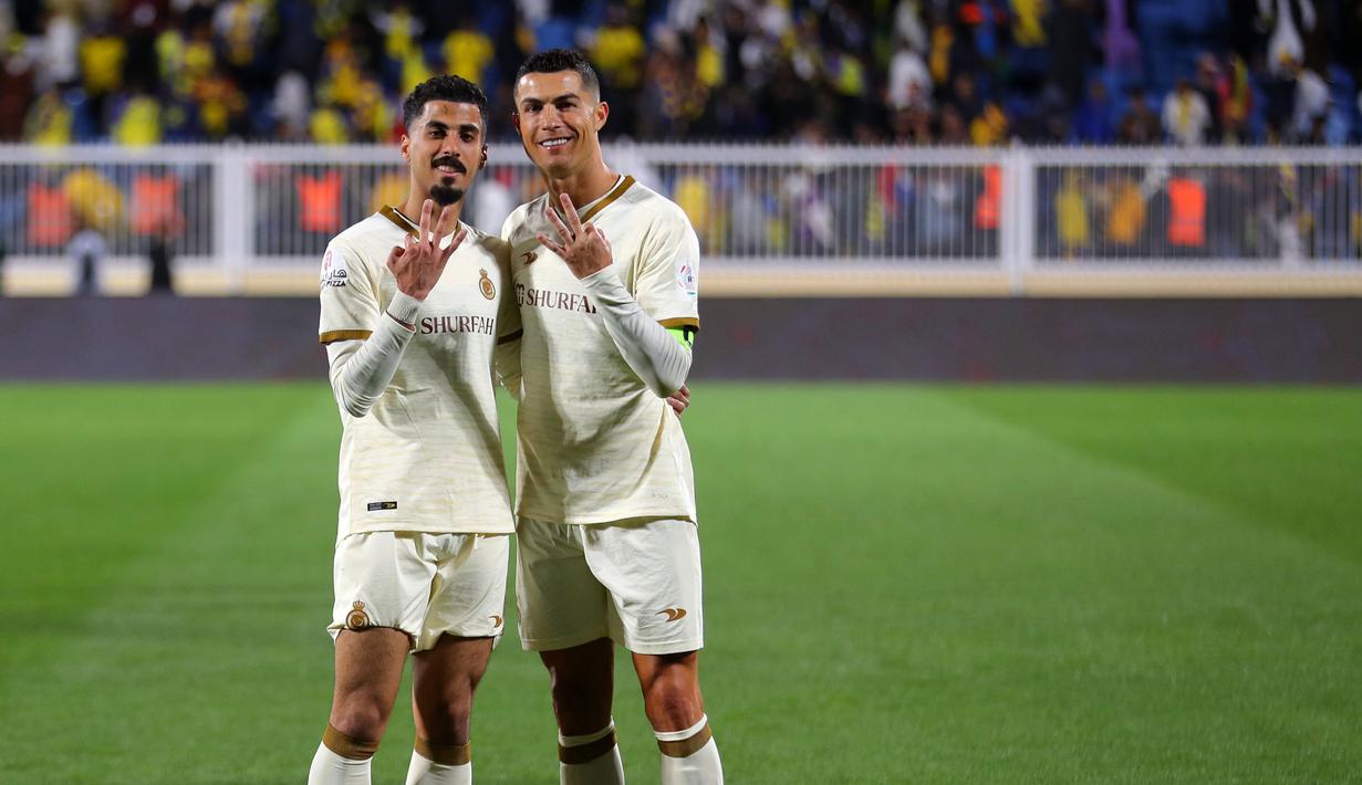 Pemain Al Nassr, Cristiano Ronaldo berpose bersama rekannya setelah mengalahkan Damac FC pada laga lanjutan Liga Arab Saudi di Prince Sultan bin Abdulaziz Sports City Stadium, Abha, Arab Saudi, Sabtu (25/2/2023) malam WIB. CR7 berhasil mencetak hattrick pada menit ke-18, 23', dan 44'. (Twitter/@AlNassrFC)