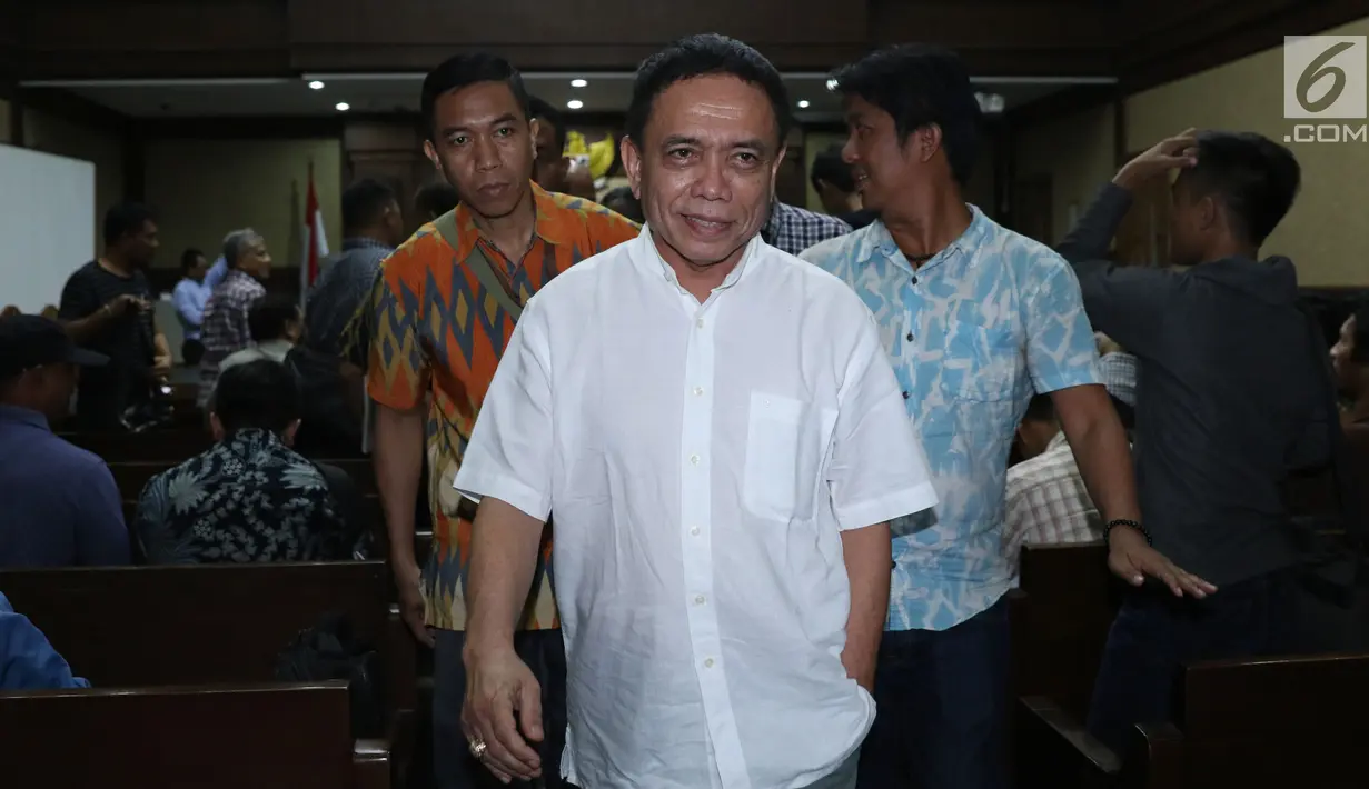Gubernur Aceh nonaktif, Irwandi Yusuf jelang menjalani sidang dakwaan di Pengadilan Tipikor, Jakarta, Senin (26/11). Sidang beragenda pembacaan dakwaan kasus dugaan suap dan gratifikasiDana Otonomi Khusus Aceh (DOKA). (Liputan6.com/Helmi Fithriansyah)