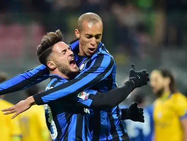 Bek Inter Milan, Danilo D'Ambrosio (kiri), merayakan gol yang dicetaknya ke gawang Sampdoria bersama Joao Miranda dalam lanjutan Serie A Italia di Stadion Giuseppe Meazza, Milan, Minggu (21/2/2016). (AFP/Giuseppe Cacace)