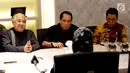 Din Syamsuddin (kiri) bersama Aliansi Masyarakat Peduli Tragedi Kemanusiaan Pemilu 2019 saat menemui Ketua DPR Bambang Soesatyo di Kompleks Parlemen, Jakarta, Selasa (14/5/2019). Din Syamsuddin mengusulkan pembentukan TGPF meninggalnya petugas KPPS dalam Pemilu 2019. (Liputan6.com/ JohanTallo)