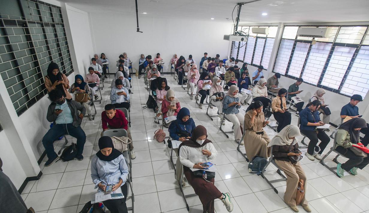 Setiap peserta wajib mengikuti Tes Potensi Skolastik (TPS), literasi (Indonesia & Inggris), dan penalaran matematika. Tampak dalam foto, peserta Ujian Tulis Berbasis Komputer (UTBK) Seleksi Nasional Berdasarkan Tes (SNBT) menanti waktu di ruang ujian komputer, Universitas Veteran Jakarta, Limo, Depok, Jawa Barat, Senin (21/4/2026). (merdeka.com/Arie Basuki)