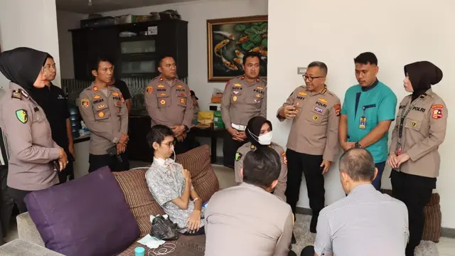 Tim Pusdokkes Polri menemui Sultan Rif'at Alfatih, mahasiswa yang mengalami cedera parah karena terjerat kabel fiber optik. (