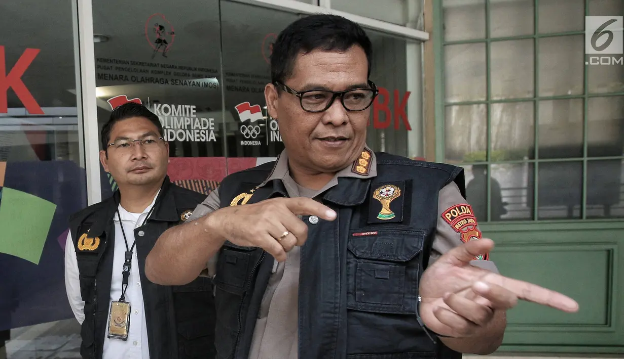 Ketua Tim Media Satgas Antimafia Bola Kombes Pol Argo Yuwono memberi keterangan pers terkait penggeledahan kantor PSSI di FX Tower, Jakarta, Rabu (30/1). Penggeledahan merupakan pengembangan dari laporan tersangka sebelumnya. (Liputan6.com/Faizal Fanani)