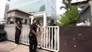 Petugas keamanan berjaga di pintu masuk gedung Badan Gizi Nasional (BGN) di Jalan Kebon Sirih, Menteng, Jakarta Pusat, Rabu (3/6/2026), menyusul pergantian jajaran pimpinan di lembaga tersebut. (Kapanlagi.com/Budy Santoso)