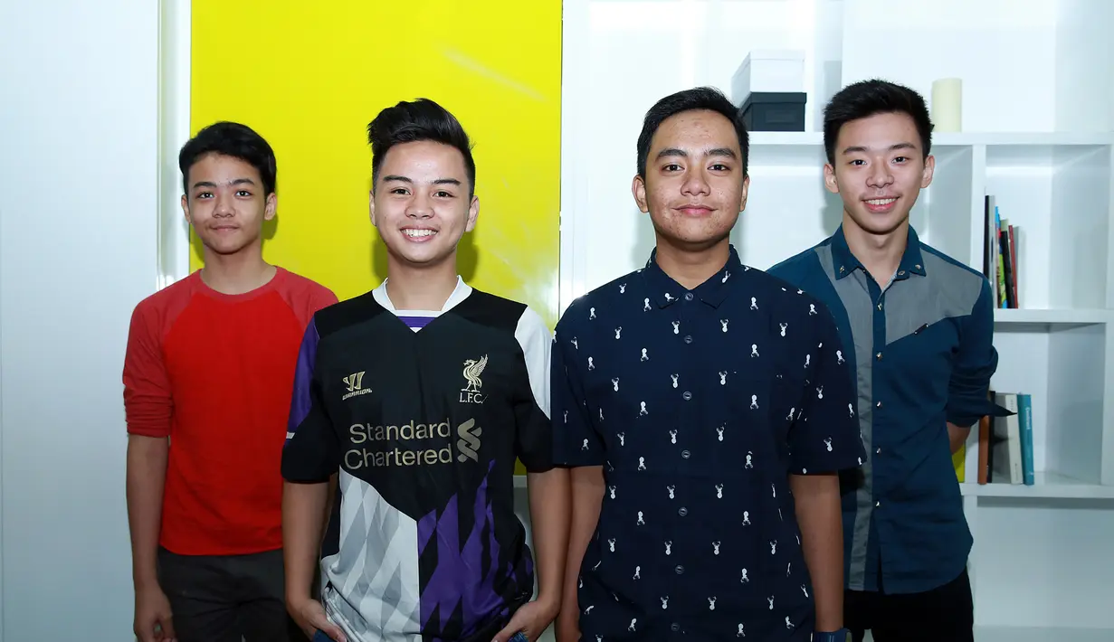 Boyband Super 7 yang sebelumnya beranggotakan tujuh orang, kini mereka bertahan dengan empat anggota  yaitu Dimas, Andreas, Bagas, dan Jose dengan mengusung nama New Super 7. (Deki Prayoga/Bintang.com)