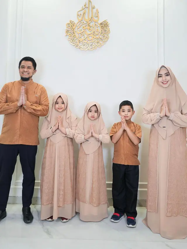 8 Potret Oki Setiana Dewi dan Keluarga Pakai Baju Kembar, Inspirasi saat Lebaran