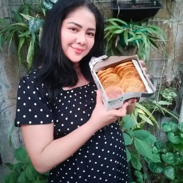 Hamil di Usia 37 Tahun, Ini 7 Potret Mesra Vitta Mariana dengan Suami