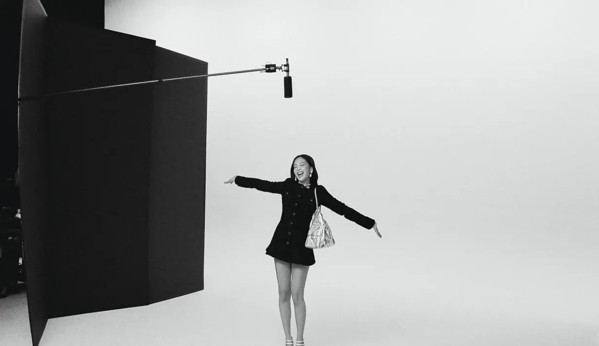 Sebagai duta besar CHANEL sejak 2017, Jennie menghadirkan gaya khasnya yang effortless chic dalam foto kampanye yang diambil oleh fotografer ternama David Sims. [Dok/Chanel].