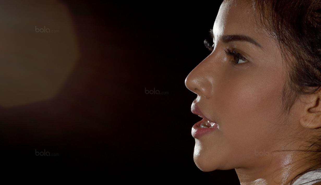 Gita Bachtiar atlet binaraga putri Indonesia menjalani latihan di Bengkel Cross-Fit, Jakarta pada Kamis (25/1/2018). Di kategori bikini fitness, Gita Bachtiar berhasil meraih juara pertama.  (Bola.com/Peksi Cahyo)