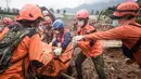 Koordinasi lintas instansi terus dilakukan agar manajemen penanganan korban bencana maupun pencarian korban bisa dilakukan lebih efektif. Tampak dalam foto, tim penyelamat menemukan jenazah korban yang tertimbun tanah longsor di Desa Pasirlangu, Bandung, Jawa Barat, pada Senin 26 Januari 2026. (Timur Matahari/AFP)