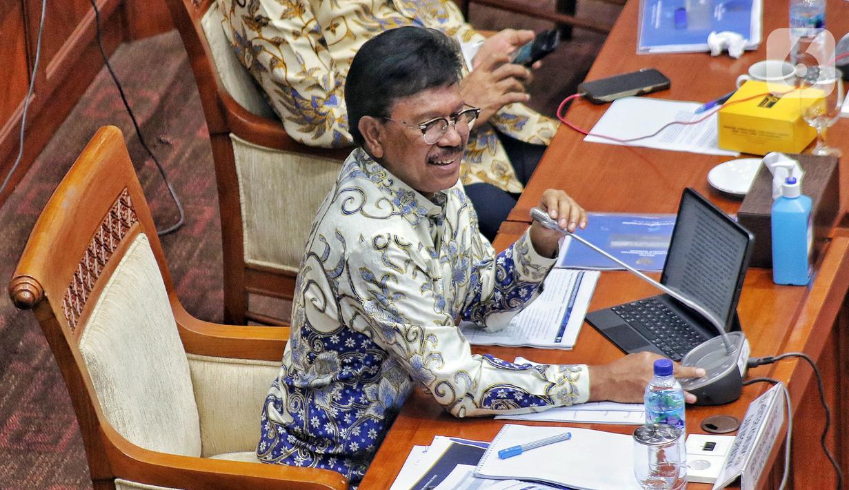 Menkominfo Johnny G. Plate saat mengikuti rapat kerja dengan Komisi I DPR terkait evaluasi pelaksanaan Analog Switch Off (ASO) di Kompleks Parlemen Senayan, Jakarta, Rabu (23/11/2022). Dalam rapat tersebut Johnny G. Plate menyampaikan bahwa sebanyak 77 lembaga penyiaran telah bersiaran seluruhnya secara digital dan 503 lembaga penyiaran bersiaran secara analog dan digital. (Liputan6.com/Angga Yuniar)