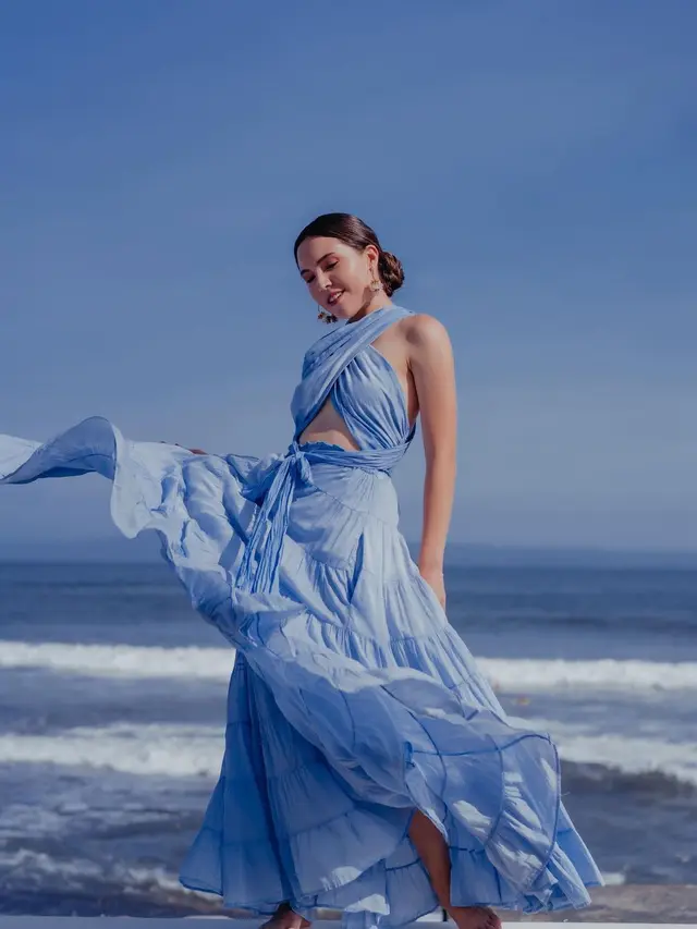 Gaya Pemotretan Olivia Jensen di Pinggir Pantai Bernuansa Biru. (Sumber: Instagram/oliviajensen)