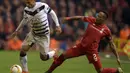 Bek Liverpool, Nathaniel Clyne, menekel pemain Bordeaux, Ferreira Jussie, pada laga Liga Europa di Stadion Anfield, Inggris, Kamis (26/11/2015). (AFP Photo/Oli Scarff)