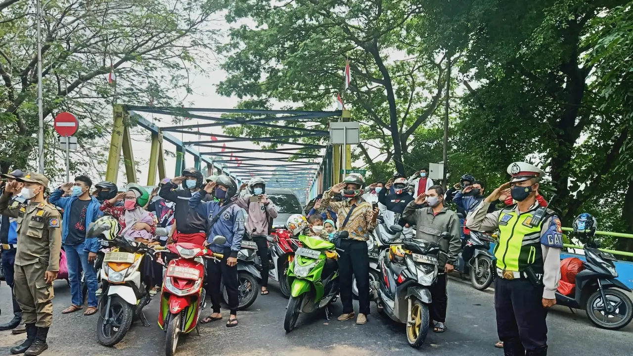Detik-Detik Proklamasi, Warga Tangerang Hentikan Kendaraan untuk Beri Hormat