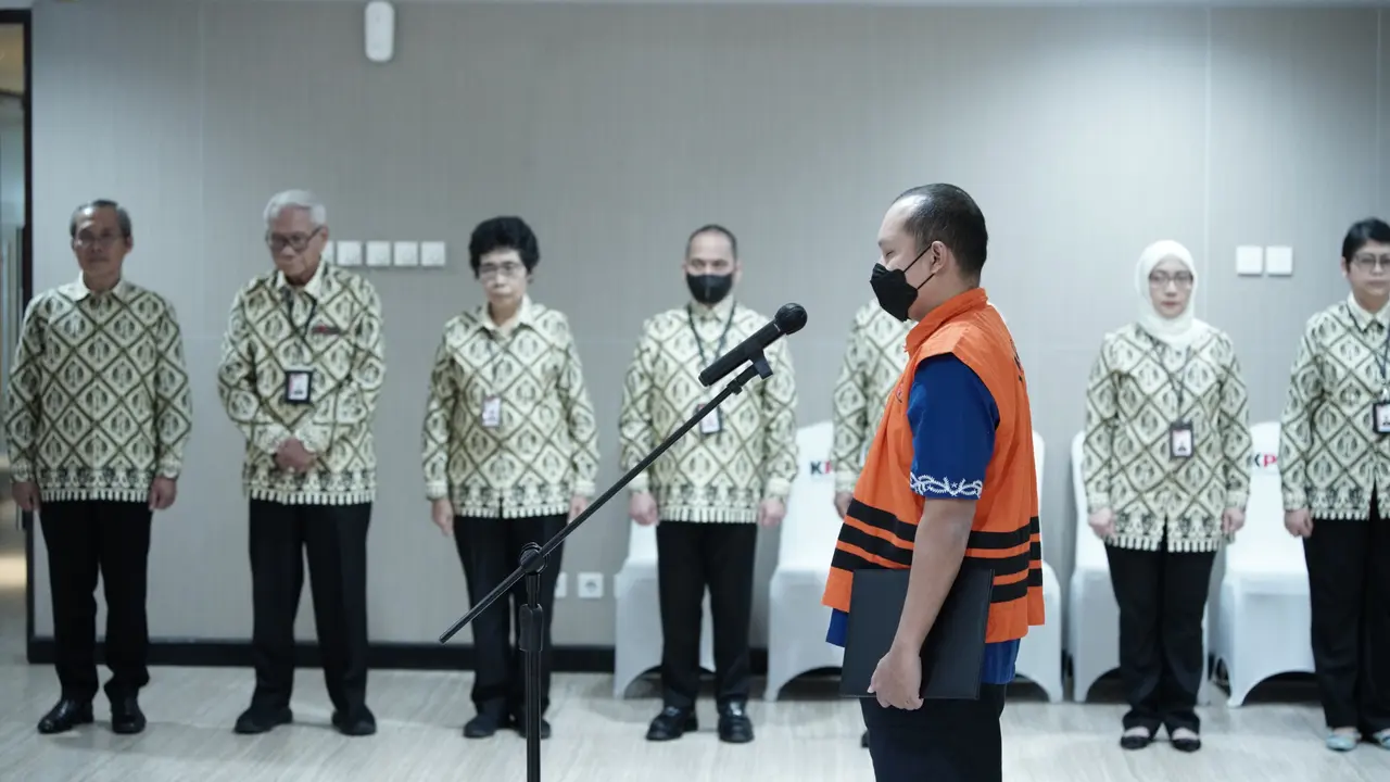 Mantan Kepala Rutan KP  Achmad Fauzi mrnjalani hukuman etik setelah terbukti oleh Dewan Pengawas (Dewas) KPK terlibat praktek pungli di rutannya sendiri.