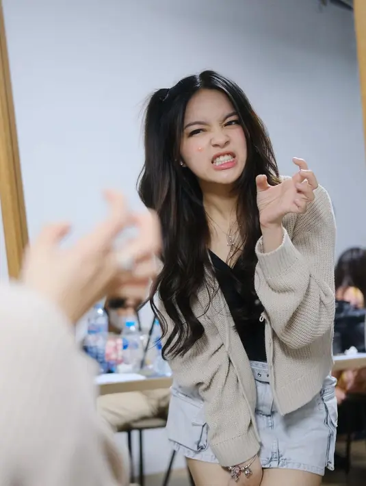 Gemasnya penampilan Eca Aura di sini mengenakan tank top hitam ditumpuknya dengan knitted sweater cokelat dan mini denim skirt. [Foto: Instagram/elsaajapasal]