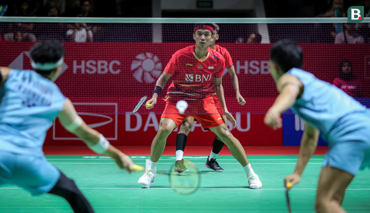 <p>Ganda putra Indonesia, Muhammad Shohibul Fikri/Bagas Maulana saat menghadapi rekan senegaranya, pasangan Fajar Alfian/Muhammad Rian Ardianto pada babak perempatfinal Daihatsu Indonesia Masters 2024 di Istora Senayan, Jakarta, Jumat (26/1/2024). Fikri/Bagas kalah dua game langsung dengan skor 13-21, 12-21. (Bola.com/Bagaskara Lazuardi)</p>