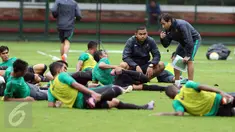 Pelatih Timnas Indonesia, Luis Milla Aspas (kanan) berbincang dengan Hansamu Yama Pranata usai memimpin latihan seleksi Timnas Indonesia U-22 di Lapangan SPH Karawaci, Tangerang, Selasa (21/2). (Liputan6.com/Helmi Fithriansyah)