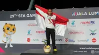 Perenang Indonesia, Indra Gunawan saat meraih medali emas pada nomor Gaya Dada 50 meter putra di National Aquatic Centre, (26/8/2017). (Bola.com/Dok.PRSI)