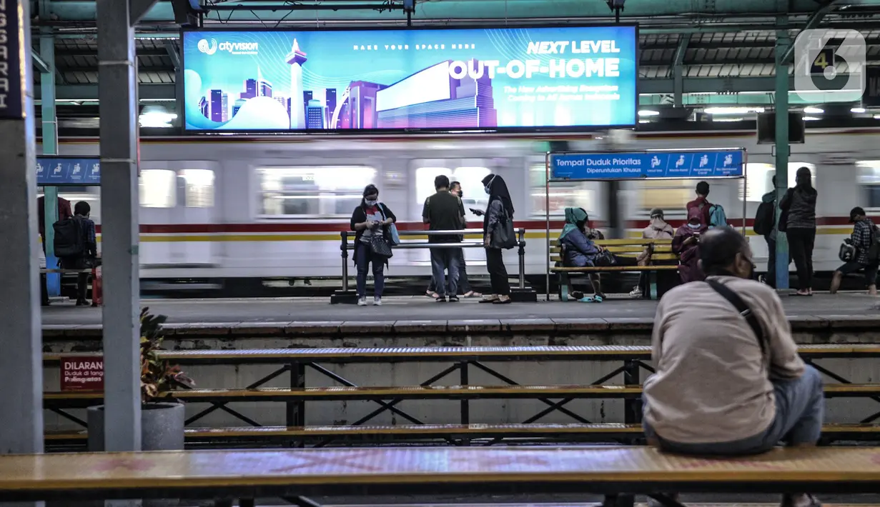 Penumpang menunggu kedatangan KRL di Stasiun Manggarai, Jakarta, Selasa (12/1/2021). Selama PSBB di DKI mulai 11-25 Januari, PT Kereta Commuter Indonesia (KCI) memangkas jadwal operasional KRL menjadi pukul 04.00 WIB hingga 22.00 WIB guna menekan penularan Covid-19. (merdeka.com/Iqbal Nugroho)