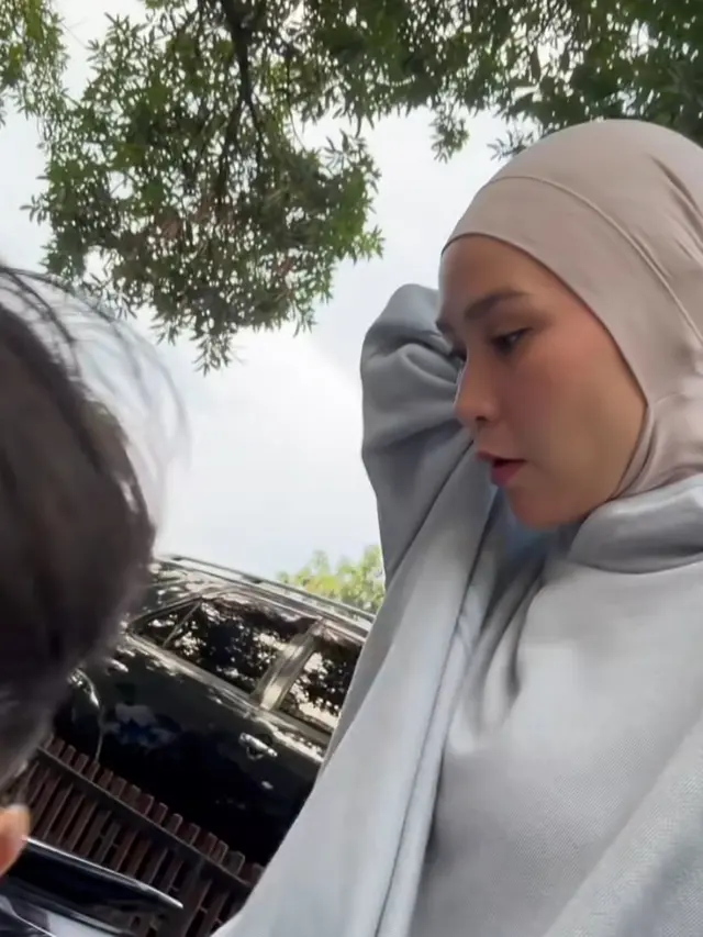 Gaya Zaskia Adya Mecca saat mengantar anak-anak sekolah menggunakan motor. [@zaskiadyamecca]