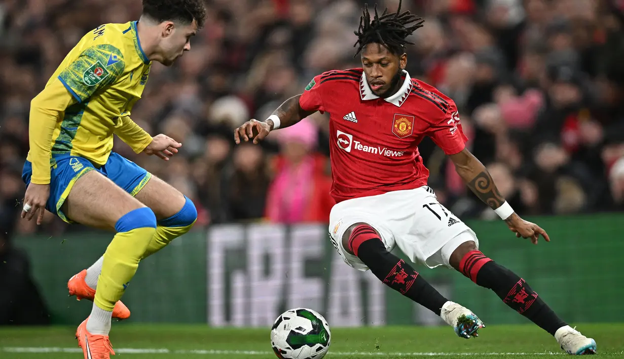 Pemain Manchester United, Fred (kanan) berusaha melewati pemain Nottingham Forest, Neco Williams pada laga leg kedua Semifinal Carabao Cup 2022/2023 di Old Trafford, Manchester, Kamis (02/02/2023) WIB. Fred mencetak salah satu gol untuk kemenangan MU pada menit ke-76 melalui assist Marcus Rashford. (AFP/Paul Ellis)