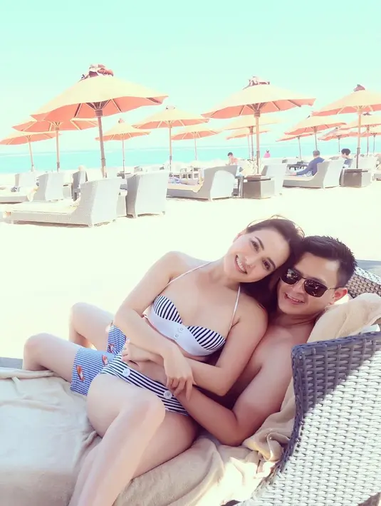 Shandy Aulia memang kerap memamerkan foto kemesraannya dengan sang suami. Siapa sih yang tak iri saat melihat kemesraan Shandy Aulia dan David? (Foto: instagram.com/shandyaulia)