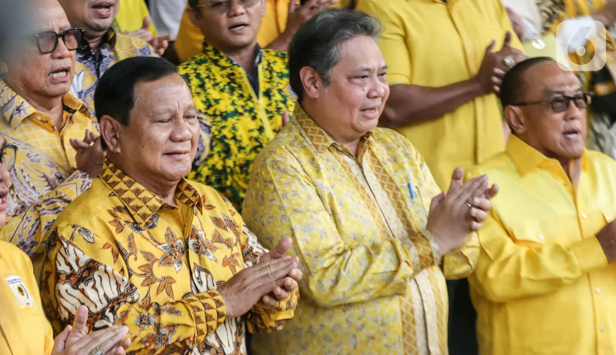 Ketua Dewan Pembina Golkar, Abu Rizal Bakrie (kanan) juga terlihat dalam penyambutan kedatangan Prabowo Subianto. (Liputan6.com/Faizal Fanani)