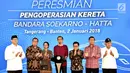 Presiden Jokowi (tengah) didampingi sejumlah menteri dan Ketum PKB, Muhaimin Iskandar saat meresmikan Stasiun Bandara Soekarno-Hatta (2/1). (Liputan6.com/Pool/Biro Pers Kepresidenan)