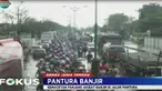 Banyak kendaraan seperti mobil dan truk yang nekat menerobos banjir akhirnya mogok.