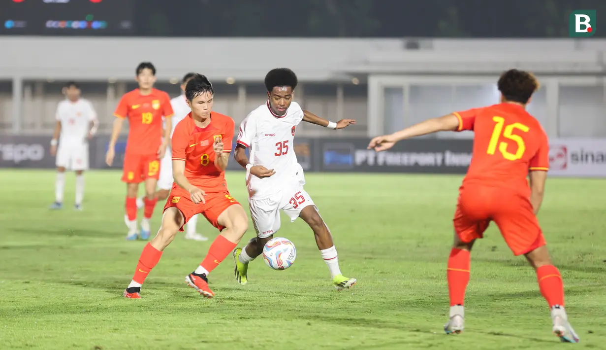 <p>Gelandang Timnas Indonesia U-20, Chow Yun Damanik (tengah) berebut bola dengan gelandang Timnas China U-20, Chen Zeshi pada laga kedua uji coba internasional di Stadion Madya Gelora Bung Karno, Senayan, Jakarta, Senin (25/3/2024). (Bola.com/Abdul Aziz)</p>