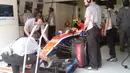 Pebalap Manor Racing asal Indonesia, Rio Haryanto, bersiap mengikuti latihan bebas kedua F1 GP China di Sirkuit Internasional Shanghai, China, Jumat (15/4/2016). (Bola.com/Twitter/Manorracing)